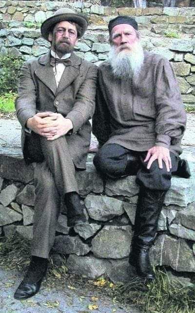 "Sólo en los tiempos difíciles es donde las personas llegan a entender lo difícil que es ser dueño de sus sentimientos y pensamientos". 
Antón Chéjov
📷Chéjov y Tolstói