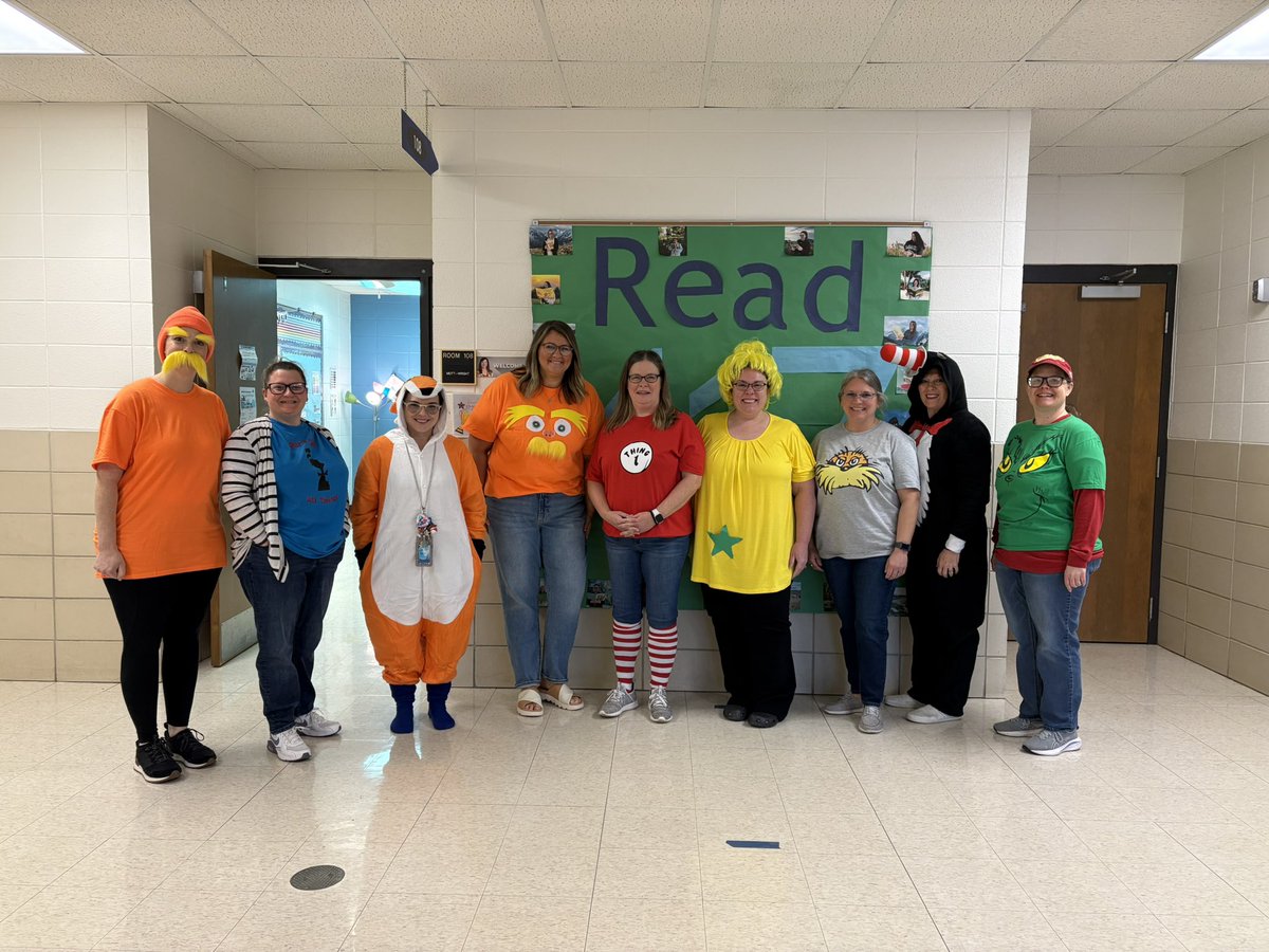 LibrarianScarlt's tweet image. Happy Read Across America week! Finishing off the fun with dress like a Dr. Seuss character. #SPSreadtosucceed @officialSPS @SpsTruman #SPSlib
