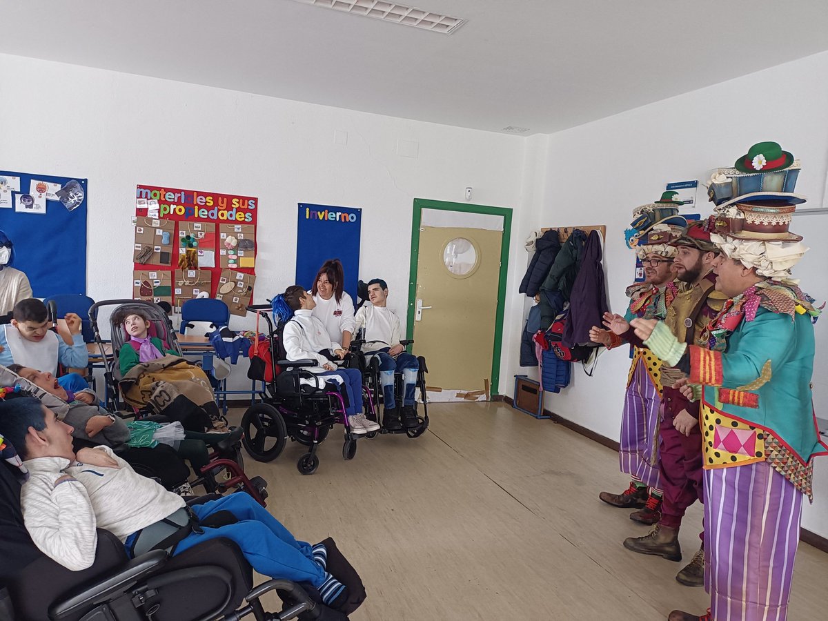 Fiesta de carnaval en <a href="/UPACESanFdo/">UPACE San Fernando</a>, el cole d mi niño. El tiempo canceló el pasacalles, pero como siempre, los carnavaleros están ahí. Gracias infinitas por venir a los amigos de la <a href="/ChirigotaCanijo/">Chirigota del Canijo</a> <a href="/CanijodeCarmona/">Invi-ictus</a> , y de las <a href="/comparsanene/">Comparsa Nene Cheza</a> y comparsa  <a href="/ManuelCornejoP/">Manuel Cornejo</a>  ❤️💜