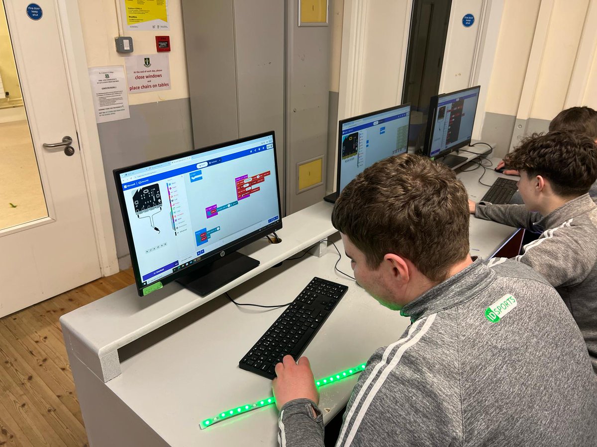 colmanscollege's tweet image. Alan from coding Ireland taking St. Colman's students through a coding workshop. The students programmed LED strips to react to sounds using micro bits. Great had day by all.