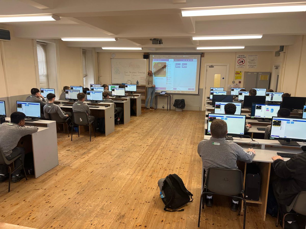 colmanscollege's tweet image. Alan from coding Ireland taking St. Colman's students through a coding workshop. The students programmed LED strips to react to sounds using micro bits. Great had day by all.