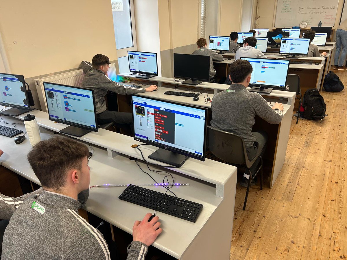 colmanscollege's tweet image. Alan from coding Ireland taking St. Colman's students through a coding workshop. The students programmed LED strips to react to sounds using micro bits. Great had day by all.