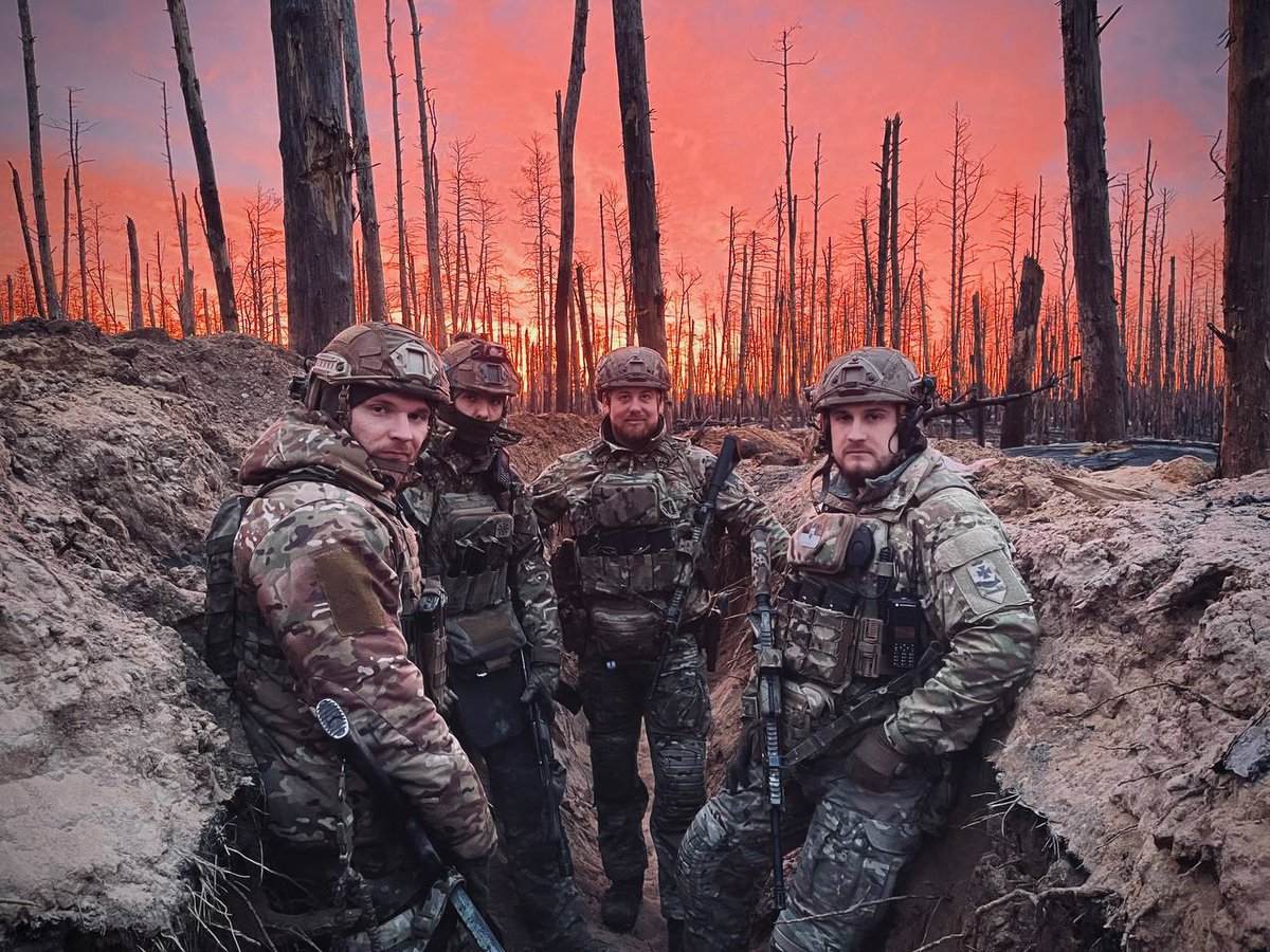 A breathtaking sky and fearless warriors. Ukraine stands strong.

📷: Burevii Brigade