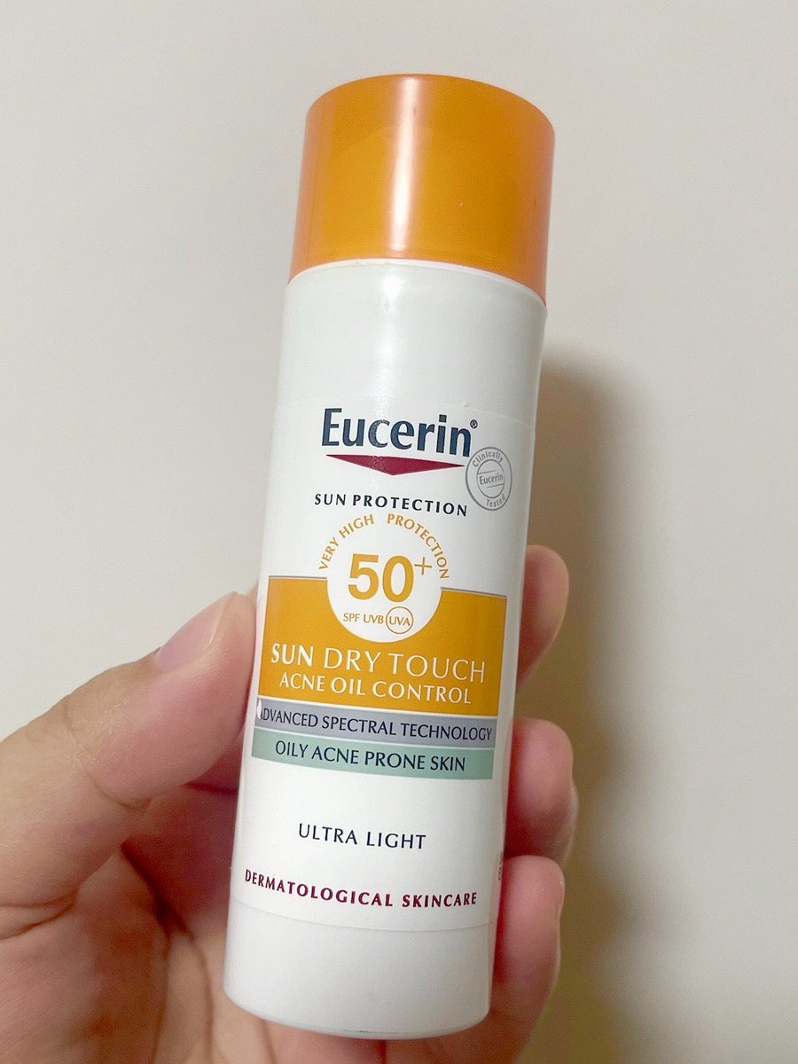 ขอป้ายยากันแดดรับซัมเมอร์นี้ค่าา Eucerin Sun Dry Touch เราใช้มาสักพักละ คือจะบอกว่าคนที่หน้ามันเป็นสิวง่ายต้องรักสิ่งนี้ ตัวนี้มี SPF50+ PA++++ ปกป้องสูงครบจบทั้ง  UVA UVB แล้วที่สำคัญปกป้องได้ถึงแสงสีฟ้าที่ทำร้ายผิวลึกว่า UV อีก!! เพราะเขามีสาร AOX ที่ดีที่สุดจากงานวิจัยอย่าง Licochalcone A ช่วยปกป้องกันความหมองคล้ำ ริ้วรอย และจุดด่างดำจากแสงสีฟ้าได้จ้า และช่วยคุมมัน กันน้ำ กันเหงื่อ ไม่อุดตัน ลดการเป็นสิวได้อีก เนื้อบางเบา ไม่เป็นคราบขุย ทาเสร็จผิวดูดีมากก ส่วนตัวใช้แล้วหน้าไบรท์สุดๆ ไม่หมองระหว่างวันเลย ดีแบบ10/10🧴✨

พิกัด : https://t.co/rBZp9KCJBE 

#รีวิวกันแดด #รีวิวจริงใช้จริง #สกินแคร์ #EucerinThailand #EucerinSunDryTouch #ครีมกันแดด