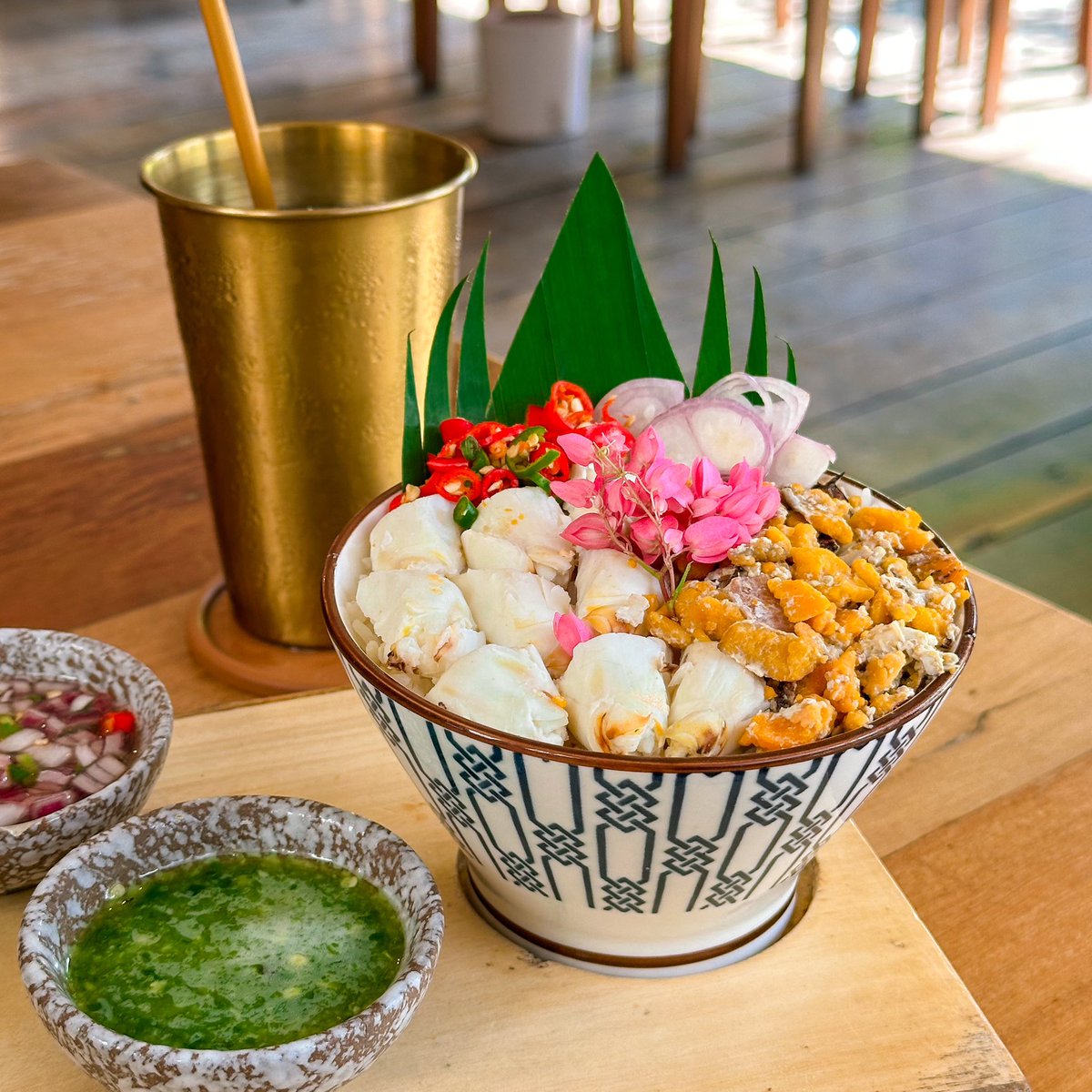 🥭✨#ฟังนะยำมะยงชิดอร่อยมาก ณ ชล ร้านประจำเวลาบางแสน ต้องแวะ ซีซั่นนี้หน้ามะยงชิดอะแนะนำว่าต้องสั่งเลย!!! 🔥 ยำมะยงชิดเปรี้ยวหวานสดชื่นมาก เครื่องเยอะไม่กั๊กไม่เผ็ดเกินไป  🦀 แต่ใครมาครั้งแรก แนะนำสั่ง ข้าวด้งปู ทั้งเนื้อ+ไข่ปูแกะมา อร่อยยันพริกน้ำปลาและน้ำจิ้มซีฟู้ดเข้ากันได้ดี