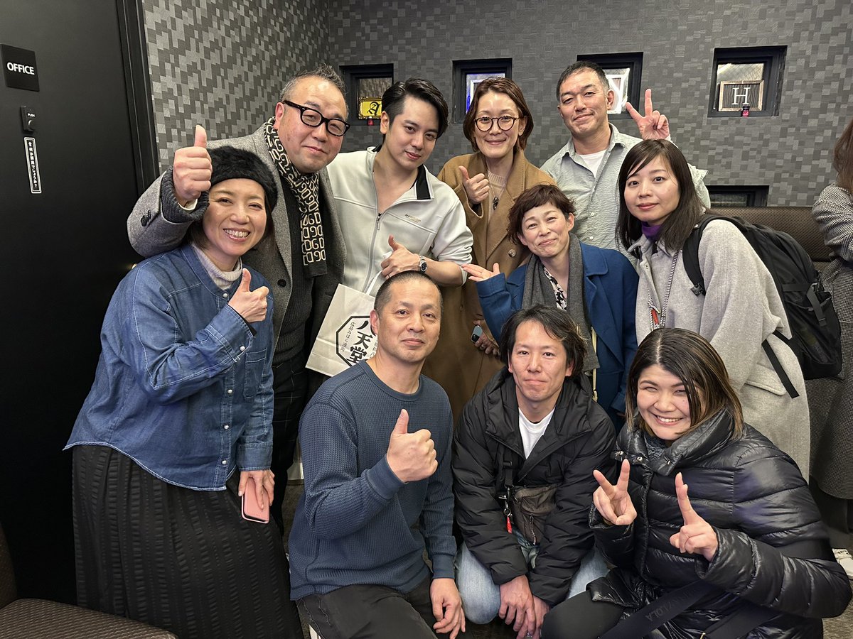 学生時代以来、久々に仲間と芝居を観に行った。舞台独特の緊張感や役者さんの熱気にいつの間にか巻き込まれて、気付いたら涙しながら拍手!めっちゃ感動したしこの時にしか味わえない瞬間はこの場に来ないと分からない!来て良かったです!
終わった後の余韻で酒がススム君どすw
#逢おう竜馬