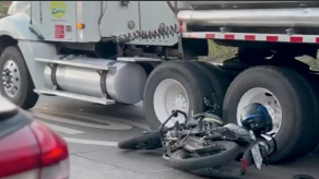 #Nacionales Un motociclista falleció luego de impactar contra un vehículo tipo sedán, en la incorporación que conduce de la carretera Panamericana hacia el boulevard Monseñor Romero.  Las autoridades han acordonado la zona del incidente.
#ElSalvador