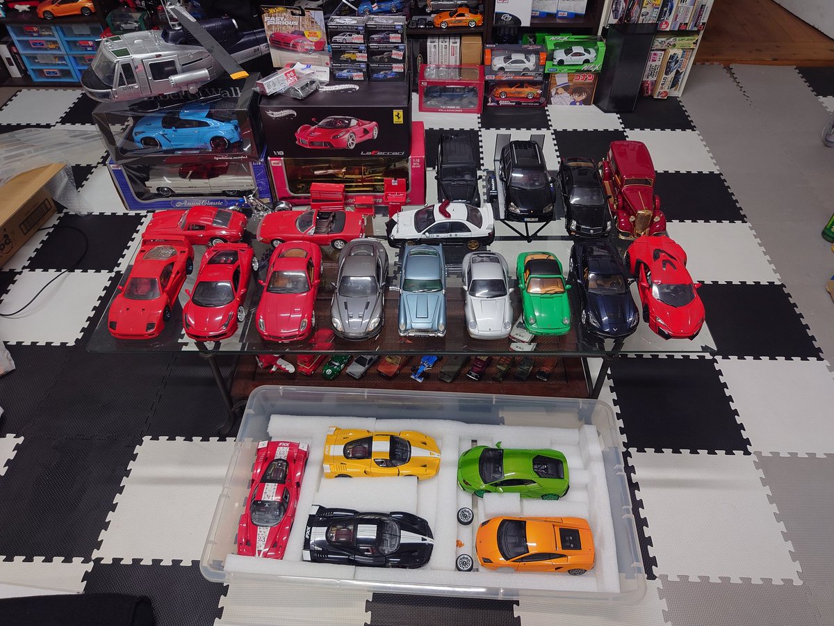 m16916933's tweet photo. 大量に1/18のミニカー等などを買取しました！
まだ数台持ってこれてません…

中でもリバティウォークのGT-Rやフランク・ミュラー仕様のFXX
他にもエリートシリーズや貴重品が多数あります！

ウラカンとか普通のフェラーリは恐らく売りに出します！ https://t.co/aiD5VU44V1