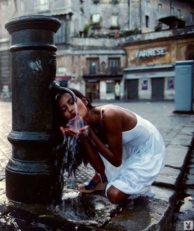 Le hanno detto di essere dolce, poi forte, poi leggera. 
Alla fine lei ha scelto di essere libera.

#Donna