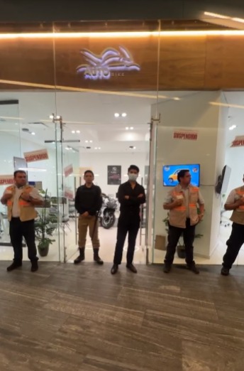atiemponot's tweet photo. 📢Poblanos colocan sellos de 'suspendido' a la agencia ''#AutoBike'' de Parque #Puebla tras diversas acusaciones por estafa. El personal de la empresa les promete un crédito para adquirir una motocicleta en un lapso de nueve días. #ATiempoNoticias https://t.co/xB8094DgpG