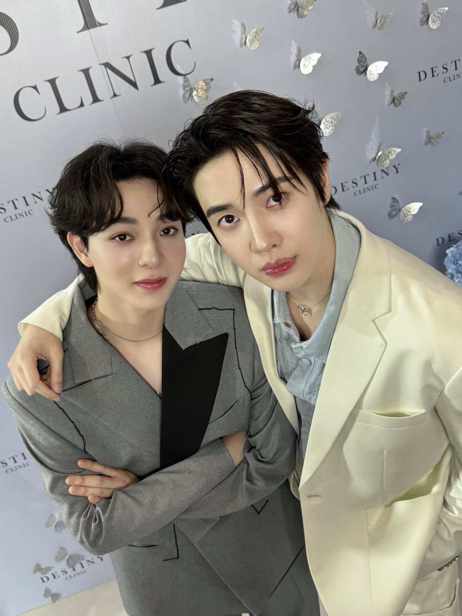 วันนี้พูดจนลืมเจ็บร้อนในไปเลย ขอบคุณทุกๆคนที่มาหา และ ดูทางหน้าจอทุกท่านด้วยนะครับ คนเยอะมากๆๆๆๆเลย หวังว่าจะได้รับความสุข ความสนุกกันกลับบ้านนะครับ ขอบคุณทาง DestinyClinic ด้วยนะครับ ที่เอ็นดูพวกเรา และ ให้เราได้เจอกับแฟนๆทุกท่านอย่างอบอุ่น ใครมีปัญหาผิวตรงไหน ตรงเข้า Destiny