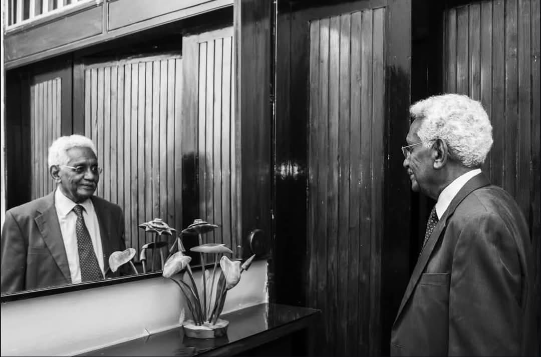 فارقنا البارحة مساء د. جعفر ابنعوف، عمو جعفر كان شخص عظيم شديد وقدم الكثير للبلد وللقريب والغريب… هو حقيقي قامة عظيمة وفخر في المجال الطبي والإنساني…عمو جعفر ما حصل اتصلت عليه لخدمة أو استشارة ما كان حاضر وساعد بكل اللبيقدر عليهو… اللهم ارحمه واغفر له وأسكنه جنة الفردوس الأعلى