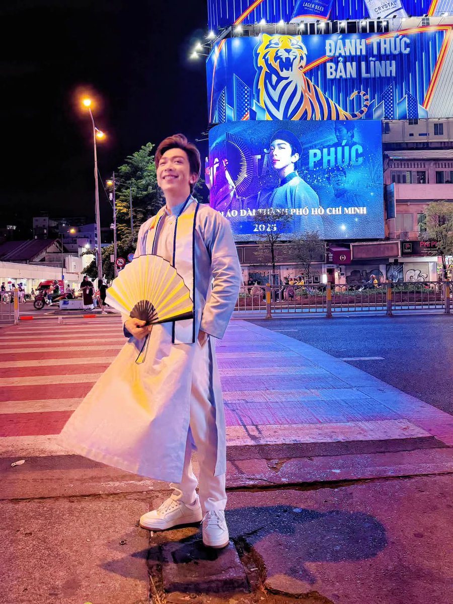 hailyhylai's tweet photo. Người đẹp checkin led cười xinh yêu quá 💙
#TangPhuc #TangPhucxDaiSuAoDai #LeHoiAoDaiTpHCM https://t.co/V7ewVU8KbZ