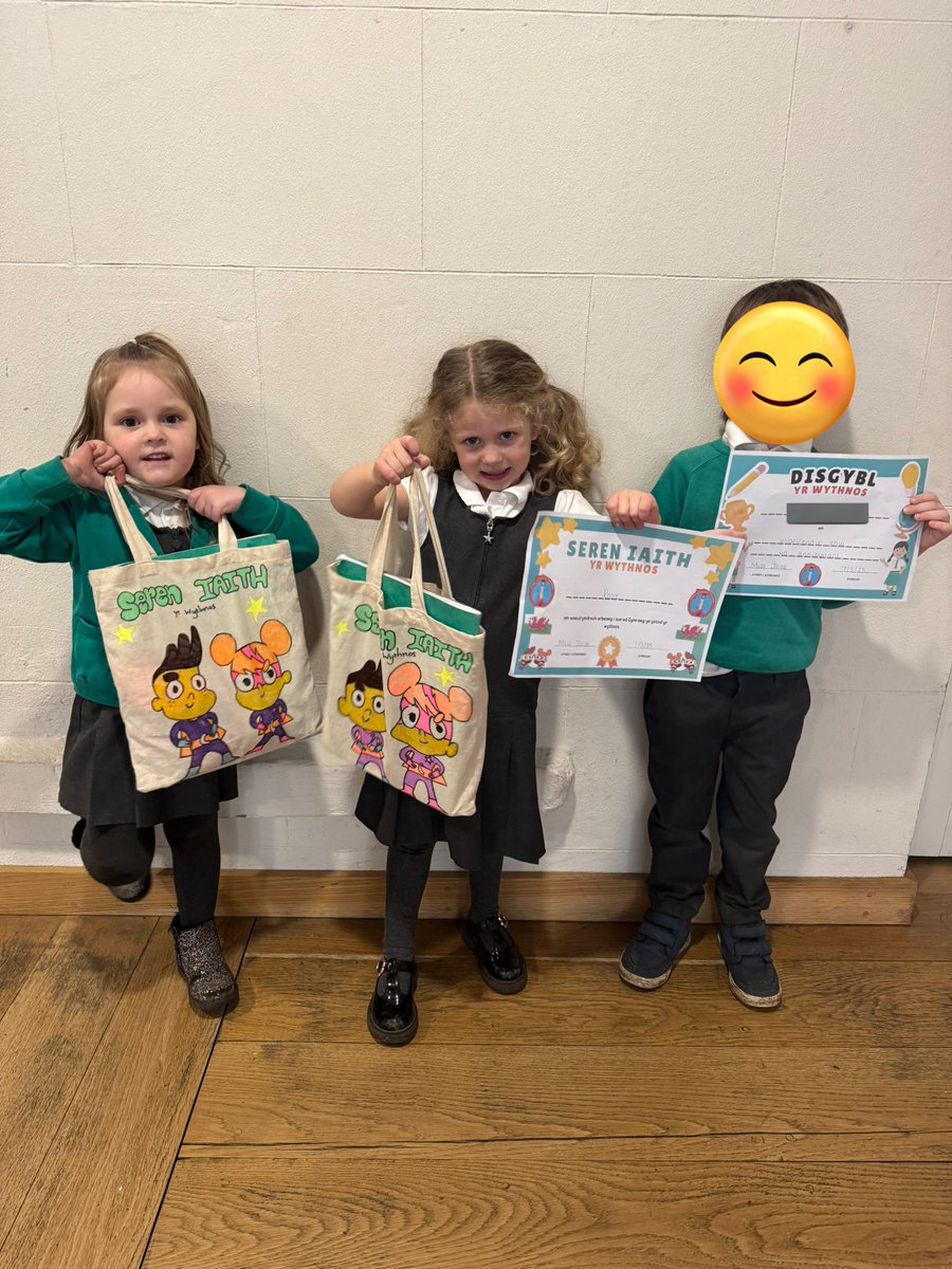 Llongyfarchiadau enfawr i Sêr Iaith a Dysgwyr yr Wythnos!🌟Rydych chi'n wych!👏💚#siarteriaithtredegar 🏴󠁧󠁢󠁷󠁬󠁳󠁿@EAS_Cymraeg <a href="/bro_helyg/">Bro_Helyg</a>