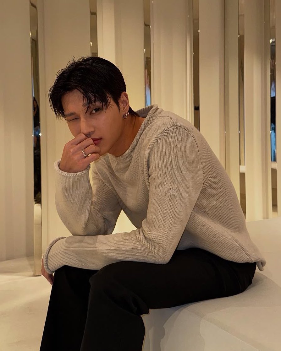 :¨·.·¨:
 `·. jung wooyoung …