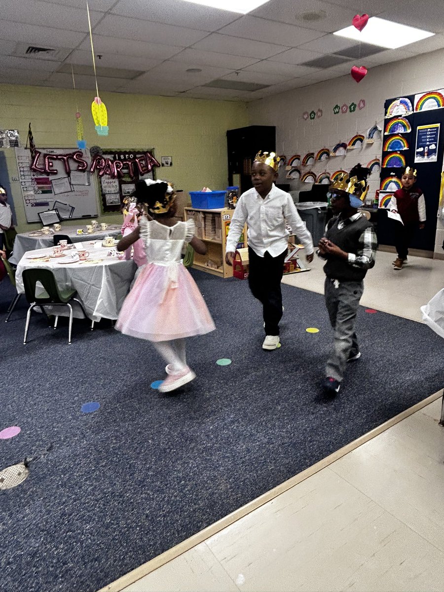 SevernESAACPS's tweet image. Kindergarten is ready for the ParTEA! #LearningIsTheThing #WeLoveItHere