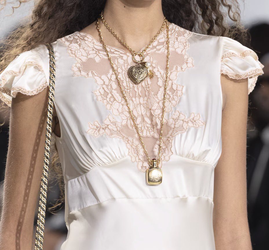 rosierpearl's tweet image. chloé fw25 heart lockets