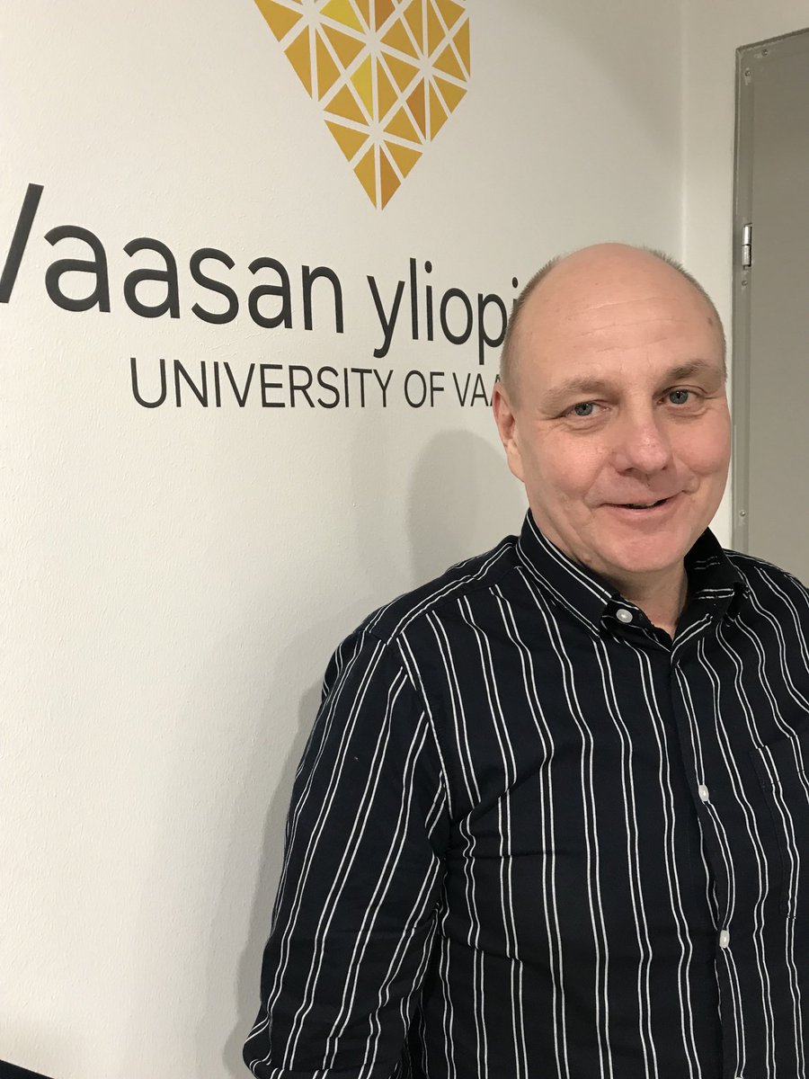 Yliopistonlehtori Ilkka Luoto kertoi #univaasa Osuustoiminta 2 -opintojaksolla laajakaistaosuuskuntien paikkaperustaisuudesta ja sosiaalisen pääoman merkityksestä menetystekijänä. Homma lähtee kansalaisista itsestään. Paikkojen suhteellinen asema muuttuu uudella tekniikalla.