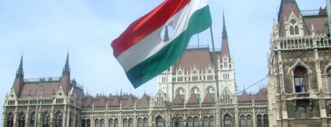 DirtyHarry_tv's tweet photo. Ungarn im Kampf gegen die Kinderarmut: Weitere Vergünstigungen für Mütter

Schon seit Jahren betreibt Ungarn eine vorbildliche Bevölkerungspolitik, die auf zahlreiche Anreize für junge Familien setzt. Jetzt hat Regierungschef Viktor Orbán eine weitere Maßnahme angekündigt. Er plant für Mütter mit zwei oder mehr Kindern eine lebenslange Befreiung von der Einkommensteuer. Orbán selbst sprach von einem „Durchbruch“.

Abonniere https://t.co/88lUWvIyjj jetzt:
>> Die starke Stimme für deutsche Interessen <<

Mütter mit vier oder mehr Kindern zahlen in Ungarn schon jetzt keine Einkommensteuer. Die bestehenden großzügigen Familienbeihilfen haben es bislang jedoch nicht vermocht, die demographischen Probleme, die auch Ungarn hat, zu entschärfen. Die Geburtenrate fiel im vergangenen Jahr auf ein Rekordtief.

Deshalb tritt Orbán jetzt die Flucht nach vorn an: „Für diejenigen mit drei Kindern wird die Regelung in einem Schritt ab Oktober 2025 in Kraft treten, für diejenigen mit zwei Kindern schrittweise ab Januar 2026“, erklärte er in seiner jährlichen Rede zur Lage der Nation.

„Dies ist eine enorme Ausgabe“, sagte Orbán, ohne die genauen Kosten zu beziffern. Die Steuerbefreiung werde zwar eine große finanzielle Belastung darstellen, doch Orbán zeigte sich überzeugt, daß die ungarische Wirtschaft dies verkraften könne. Gleichzeitig betonte er, daß ein beschleunigtes Wirtschaftswachstum im laufenden Jahr es der Regierung weiterhin ermöglichen werde, das Haushaltsdefizit und den Schuldenstand zu senken.

Ungarns Wirtschaftsminister Márton Nagy wurde konkreter und nannte Zahlen zur geplanten Steuerbefreiung für Mütter mit drei Kindern. Laut der regierungsnahen Tageszeitung „Magyar Nemzet“ betrifft die Maßnahme rund 250.000 Frauen und kostet den Staatshaushalt jährlich 170 Milliarden Forint (etwa 441 Millionen US-Dollar).

Abonniere https://t.co/88lUWvIyjj jetzt:
>> Die starke Stimme für deutsche Interessen <<

Zum Vergleich: die bereits bestehende Steuerbefreiung für etwa 70.000 Mütter mit vier oder mehr Kindern schlägt mit 50 Milliarden Forint pro Jahr zu Buche, was etwa 130 Millionen US-Dollar entspricht.
Zusätzlich zu den Steuererleichterungen für Familien plant die ungarische Regierung eine Senkung der Mehrwertsteuer auf Grundnahrungsmittel für Rentner. Diese Maßnahmen sollen noch vor den nächsten Parlamentswahlen in Kraft treten.

Telegram Kanal folgen: https://t.co/mZBgfgmN0b