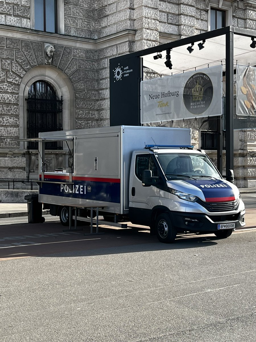 15:16 Beim heutigen #Großeinsatz in der Wiener Innenstadt hat die Polizei den Verpflegungswagen (Funkname: Ceres) im Einsatz.

#w0703 #akademikerball #polizeiwien