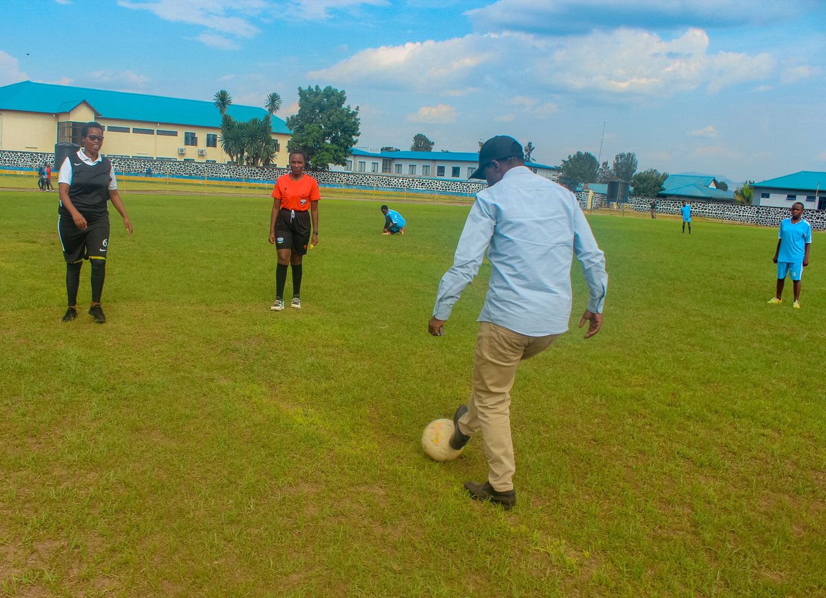 MusanzeDistrict's tweet photo. #Biri kuba: Muri stade Ubworoherane hari kubera Igitaramo kibanziriza Umunsi mpuzamahanga w'umugore, uzizihizwa kuwa 8 Werurwe 2025, ku nsanganyamatsiko igira iti: Umugore ni Uw'Agaciro. Muri iki gitaramo, ikipe y'abakobwa ya @ETEFOPTSS iri gukina n'i ikipe y'umurenge wa Cyuve. https://t.co/CmNmL6vtBY