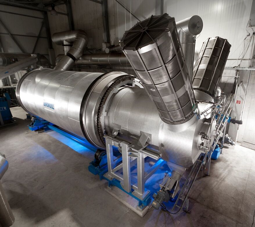 GoNaturalEd's tweet image. Torrefaction partly decomposes manure into a solid, charcoal-like product. 💩🔥 Known as green coal, torrefied biomass has a calorific content comparable to coal’s 11,000 BTU per pound. bit.ly/408Q9Mx #cows #manure #greencoal #energy #greencoal #coal #sustainability