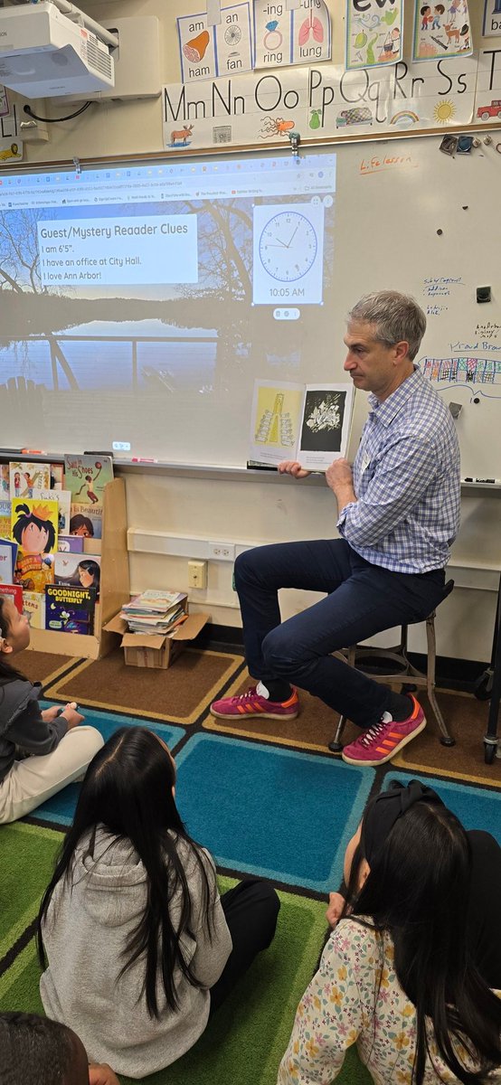 KieblerSean's tweet photo. The Mayor answers a few of our hard-hitting questions.
fav. mag= Atlantic,
Fav.multiplication fact= x times zero.
Author right now=Susanna Clark
If he could be any animal =otter
Fav book as a child=Play With Me
If he was a hamster, his name would be = Scamper #ourmayorrocks https://t.co/FTIrE9jGPm