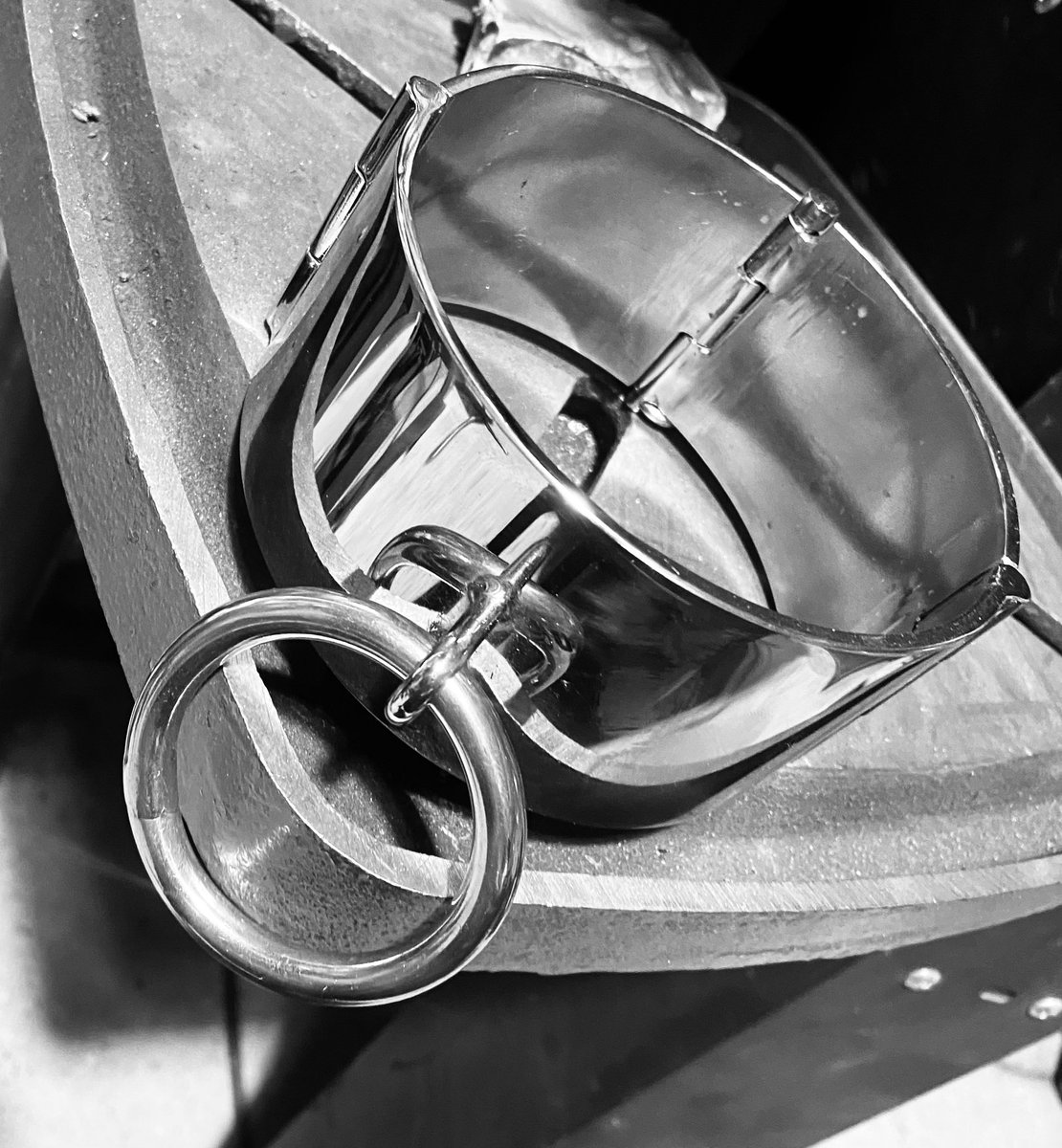 Een collar met padlock sluiting- klaar voor verzending naar Zwitserland 🇨🇭 

A collar with padlock closure- ready for shipment to Switzerland 🇨🇭

#bdsmamérica #bdsmgirls #bdsmart #bdsm #bdsmplay #bdsmdominant #bdsmcollar
