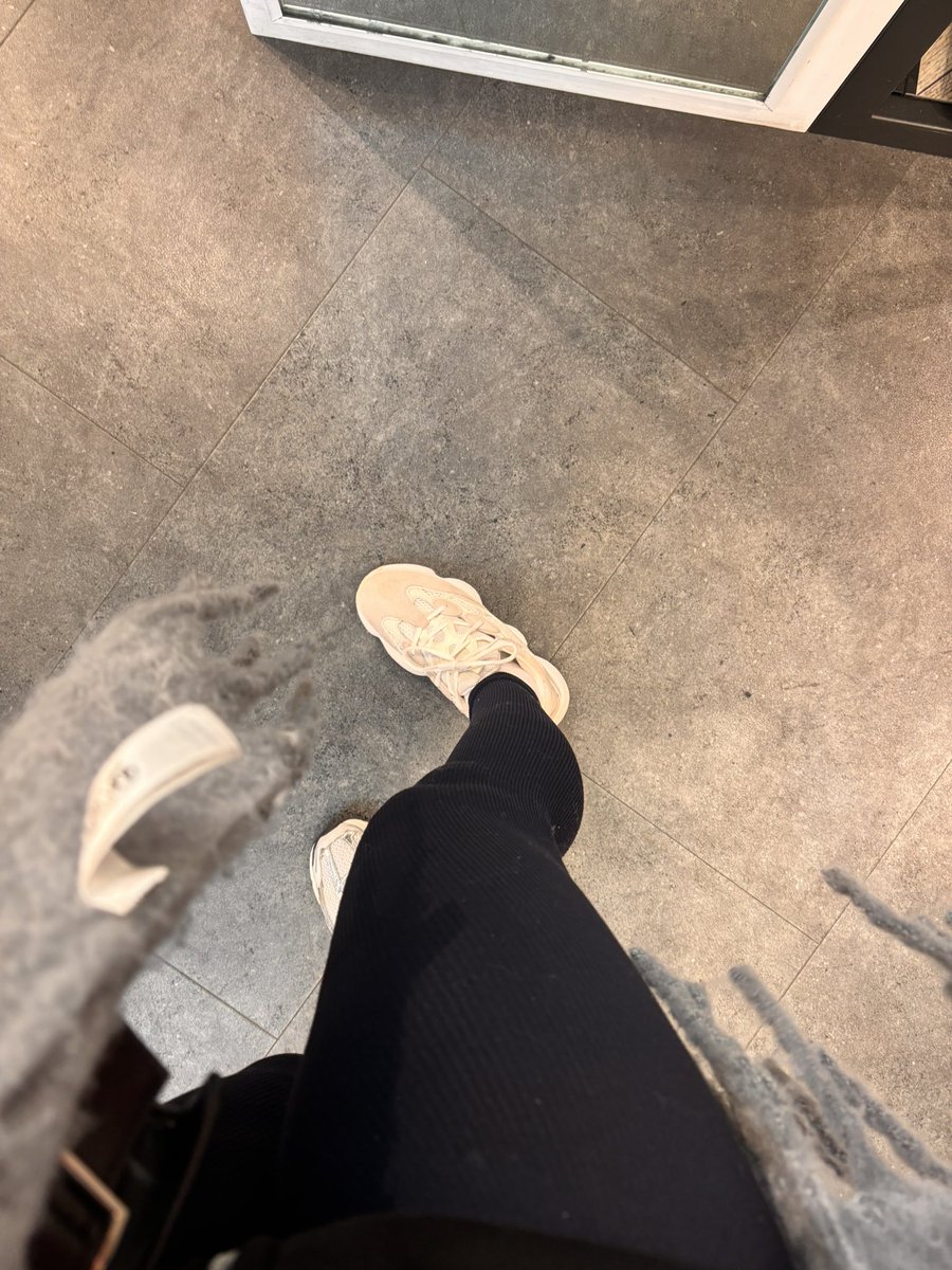 NaiaDomina's tweet photo. vous en pensez quoi mes cheri qui me l’achete jlui envoie ma pedicure ce soir ? il pourra s’etouffer avec mes pieds hahaha #moneyslave #soumis #paypig #cashmeet #findom https://t.co/ATYxps0lxq