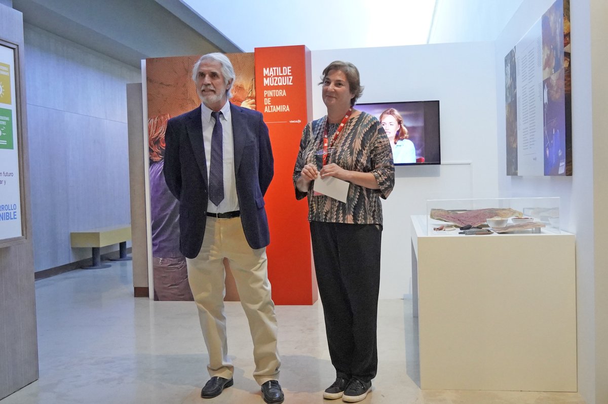 Así, investigó el proceso artístico que siguieron las personas del paleolítico en la creación de pinturas rupestres, tratando de seguir los pasos del artista.

No te pierdas nuestro #VínculosAltamira.
➕Info: lc.cx/Syq8oy
📷Pedro Saura y Pilar Fatás en la inauguración.