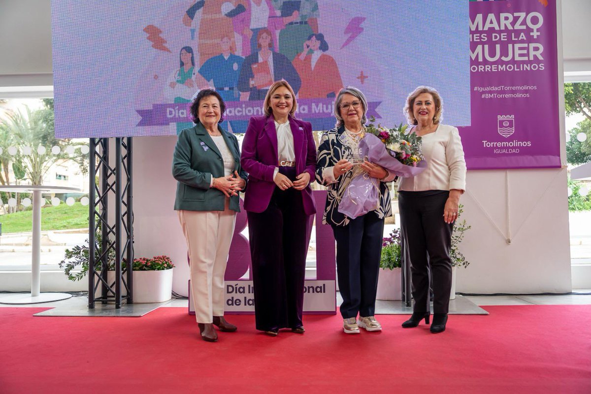 En el acto oficial del Día de la Mujer, hemos querido reconocer la labor de un grupo de grandes mujeres que han demostrado su compromiso firme con la igualdad. Ellas son un ejemplo, pero son muchísimas más las que nos inspiran día a día. Orgullosa de todas nosotras. 
#8M