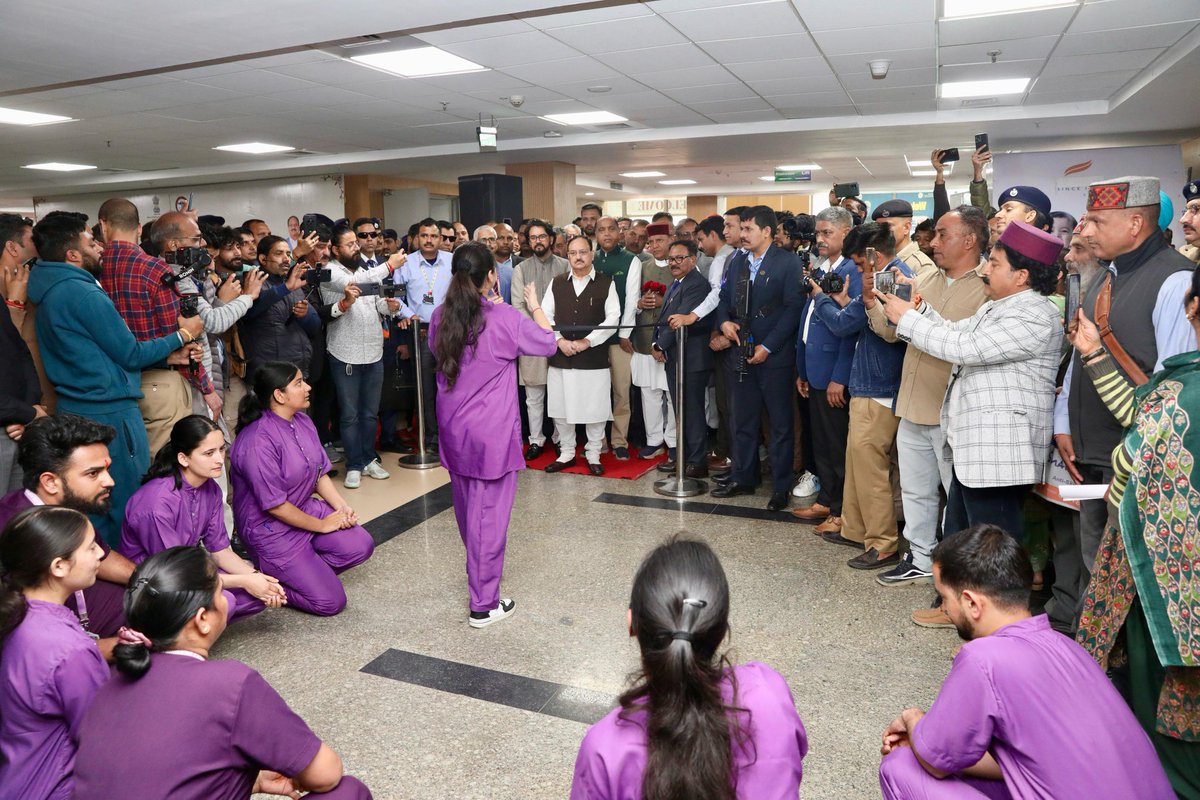 JPNadda's tweet photo. Inaugurated the Amrit Pharmacy at AIIMS Bilaspur and visited the Jan Aushadhi Pharmacy under the Pradhan Mantri Bhartiya Janaushadhi Pariyojana, in line with the government's vision to provide ‘Sasti Bhi, Acchi Bhi’ medicines to every citizen.

Also, interacted with the beneficiaries of the initiative and listened to how it has helped them in accessing quality medicines at affordable prices. The Jan Aushadhi initiative is a significant step towards realizing Hon. PM Shri @narendramodi ji’s vision of universal healthcare accessibility and affordability.