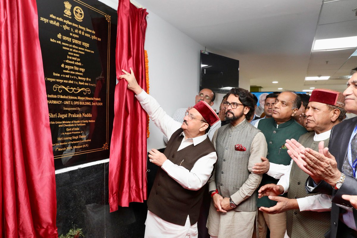 JPNadda's tweet photo. Inaugurated the Amrit Pharmacy at AIIMS Bilaspur and visited the Jan Aushadhi Pharmacy under the Pradhan Mantri Bhartiya Janaushadhi Pariyojana, in line with the government's vision to provide ‘Sasti Bhi, Acchi Bhi’ medicines to every citizen.

Also, interacted with the beneficiaries of the initiative and listened to how it has helped them in accessing quality medicines at affordable prices. The Jan Aushadhi initiative is a significant step towards realizing Hon. PM Shri @narendramodi ji’s vision of universal healthcare accessibility and affordability.