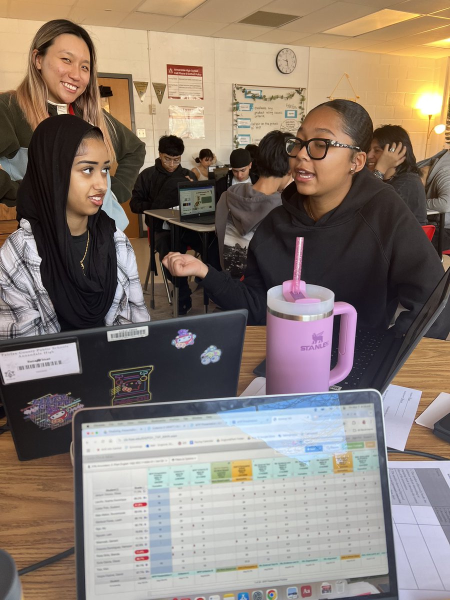 ms_englund's tweet image. English 10 students are practicing their MYP presentations with partners and giving feedback!  We are focusing on using academic language and making eye contact throughout our entire presentations. #AtomNation