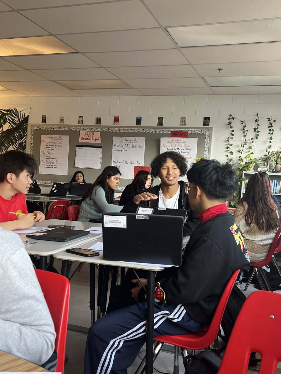 ms_englund's tweet image. English 10 students are practicing their MYP presentations with partners and giving feedback!  We are focusing on using academic language and making eye contact throughout our entire presentations. #AtomNation