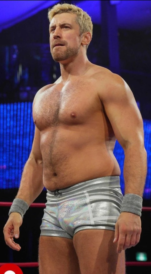 @XPepsiPIPEB0MBX's theme hits, the crowd with a mixture of cheers and boos as matt Robert charges to the ring, posing to the crowd!