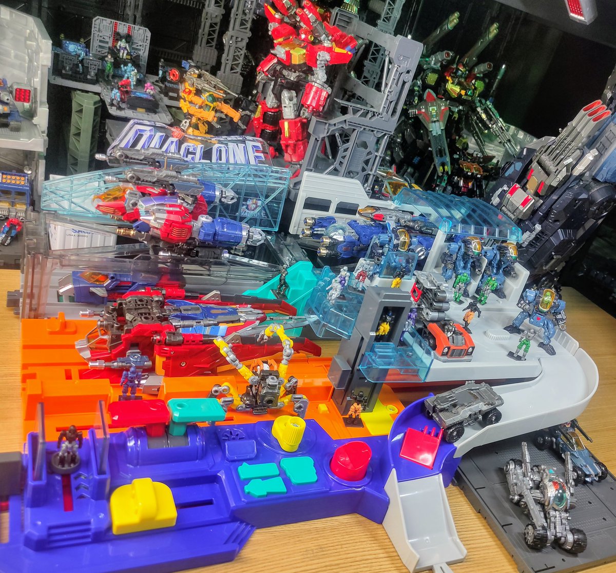 vlnwXs8o2jaHSa2's tweet image. バトルスX1のブンドド用に【プラレールアクション&amp;amp;サウンド・ビッグステーション】を購入したぞ🌟
各機発進レーン、コマンドテラスにエレベーター、PS格納までできる優れたアイテムだ👍
#ダイアクロン