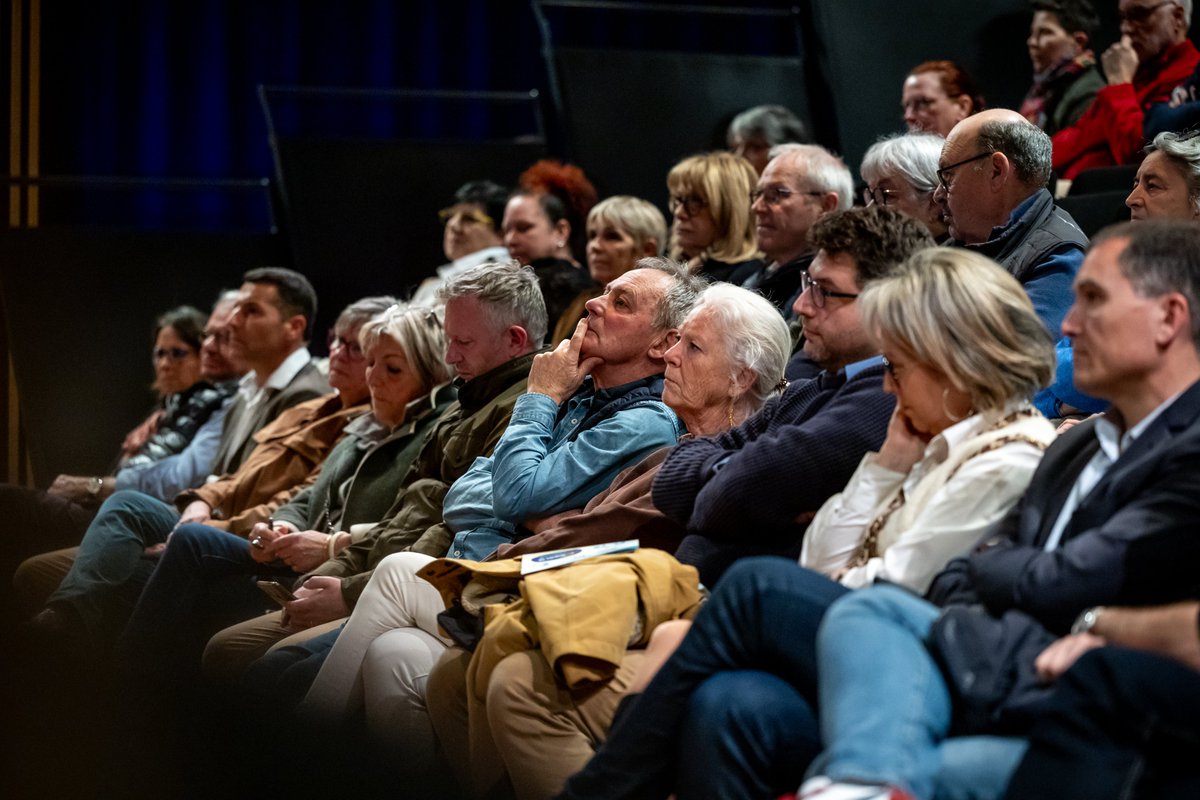 LorientAgglo's tweet photo. ✅ L’Agglo à votre service
🏙️ Réunion publique, ce jeudi 06 mars à #Hennebont
👩 Habitants & élus de #Calan, #InzinzacLochrist, #Hennebont, #Brandérion & #Languidic
💬 Sont venus échanger avec @FabriceLoher
🚍 Sur les projets structurants & les services de l’Agglo https://t.co/6eOFB2IPhq