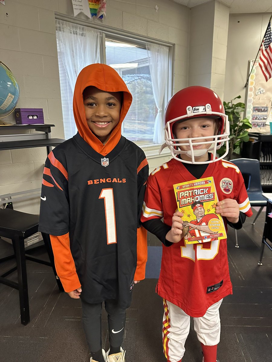 Book Character Day! 📕 
#ReadAcrossAmerica #itsworthit <a href="/WoParkSharks/">Worthington Park Elementary School</a>