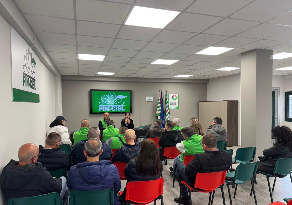 fimcislbas's tweet photo. 📸 Questa mattina a S. Nicola di #Melfi riunione del collettivo di fabbrica @fimcislbas di #Stellantis sull’avvio delle nuove produzioni elettriche e ibride e sul piano presentato dalla @EU_Commission per il rilancio dell’industria automobilistica. Mercoledì incontro su #indotto. https://t.co/Pp1ap11zvJ