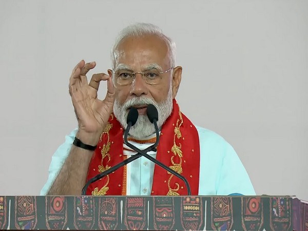 ani_digital's tweet photo. Saturation in policies ensures no appeasement but satisfaction: PM Modi

Read @ANI Story | https://t.co/s7iuguhk7b
#PMModi #Appeasment #Surat https://t.co/rPOLEo44JA