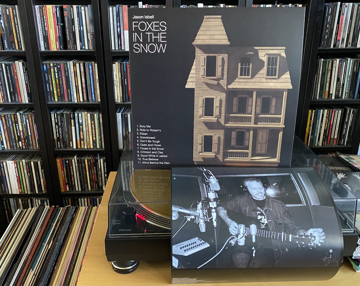 Jason Isbell is al jaren een van mijn favoriete artiesten. Ook zijn nieuwe plaat ‘Foxes in the Snow’ is prachtig. Ditmaal solo, zonder zijn begeleidingsband 400 Unit. Een zanger, een akoestische gitaar, elf liedjes die onder je huid kruipen. Intiem meesterwerk.