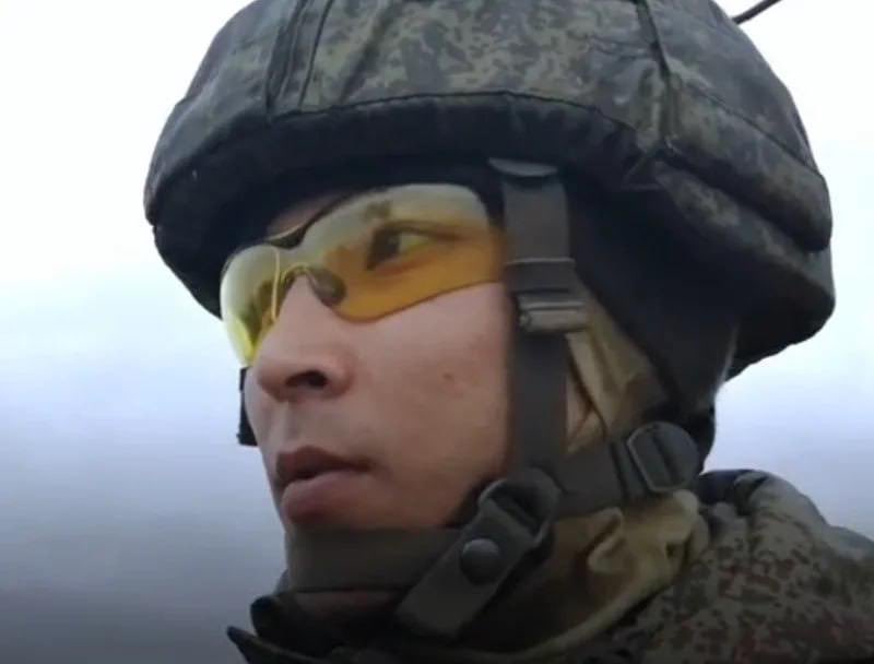 tvrain's tweet image. Российский десантник и поэт Айдын Жамидулов, чьи стихи об «СВО» публиковало в своих соцсетях российское Минобороны, получил 18 лет колонии за убийство девушки в «ЛНР»

По словам матери убитой Валентины Давроновой, мотивом для убийства стало то, что она отвергла домогательства…