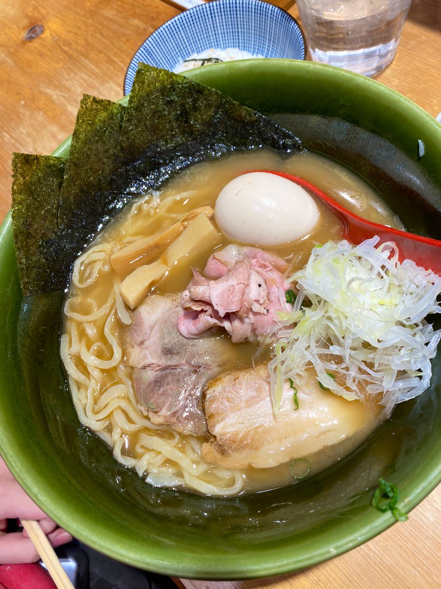 7NATADE's tweet image. 上野にある、たかはしラーメン🍜
ご飯もセットで頼んだの初めてだけど優勝😋😋
