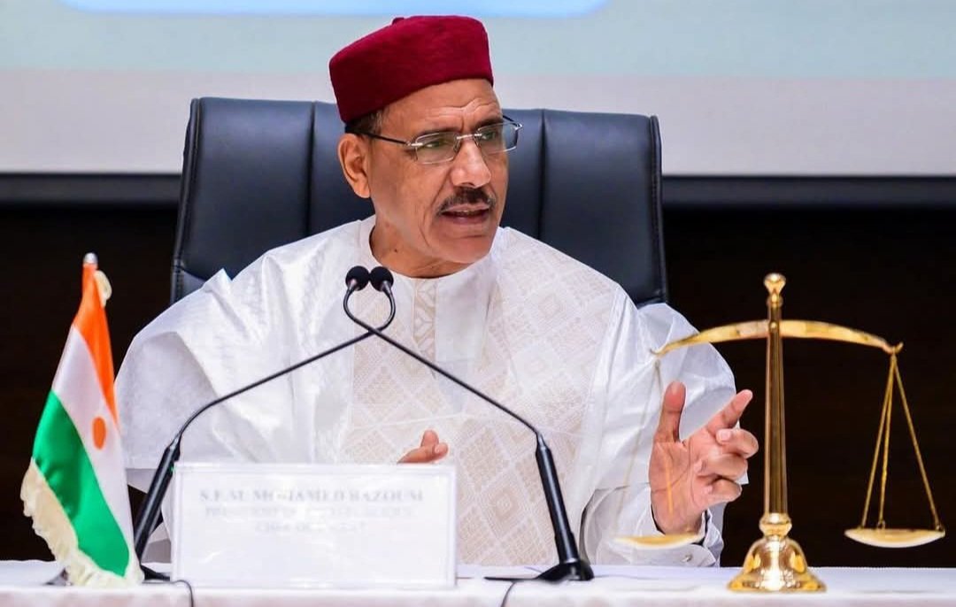 #Niger: En ce vendredi 7ème jour du mois béni de ramadan, mes soutiens et prières vont à l'endroit de cet homme d'état SEM <a href="/mohamedbazoum/">Mohamed Bazoum</a>, aujourd'hui grand et célèbre prisonnier du #sahel et à son épouse Khadidja. Justice, nous reclamons !