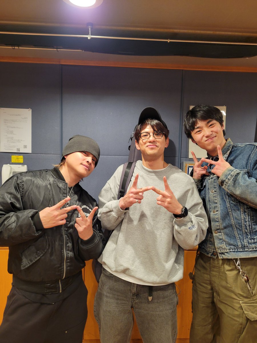 今夜は聴いてくださり
ありがとうございました。
三人はキャンプに行く話しをして帰りました
#ZERO8 #WATWING #八村倫太郎　 #REIJI  
#森崎ウィン
#WP847