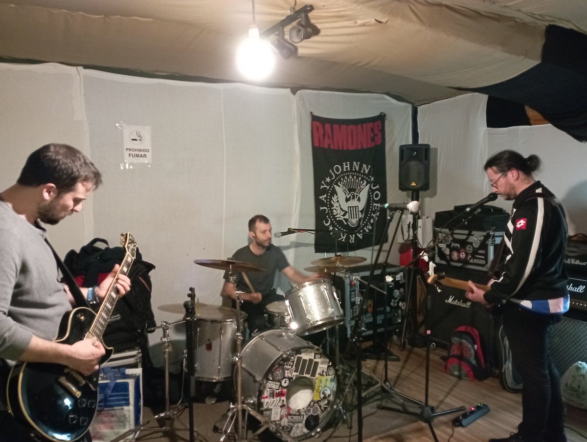 Aínda que temos as redes abandoadas algo estamos a traballar 😎
#punkrock
#rockgalego
#fuxitivos