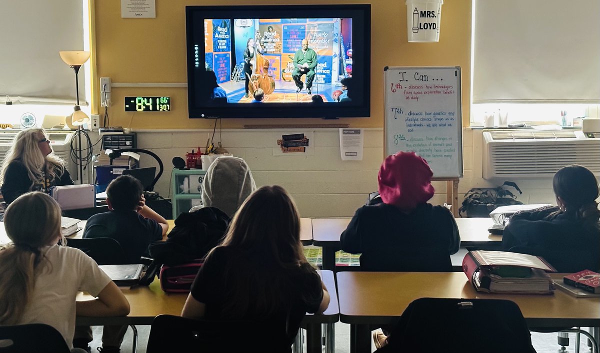 MollyUpchurch's tweet image. 😍Read Across America Presents: Kwame Alexander's The Crossover - A Jazz-Infused Reading. So thankful our 6-8 was able to participate in this 5-day event! Go NEA.  nea.org/crossover @BENPanthers @DrCarlaNeal @DrKCBerggren @hannahcarriker #CCSLibraryMedia #CCSDigitalLearning