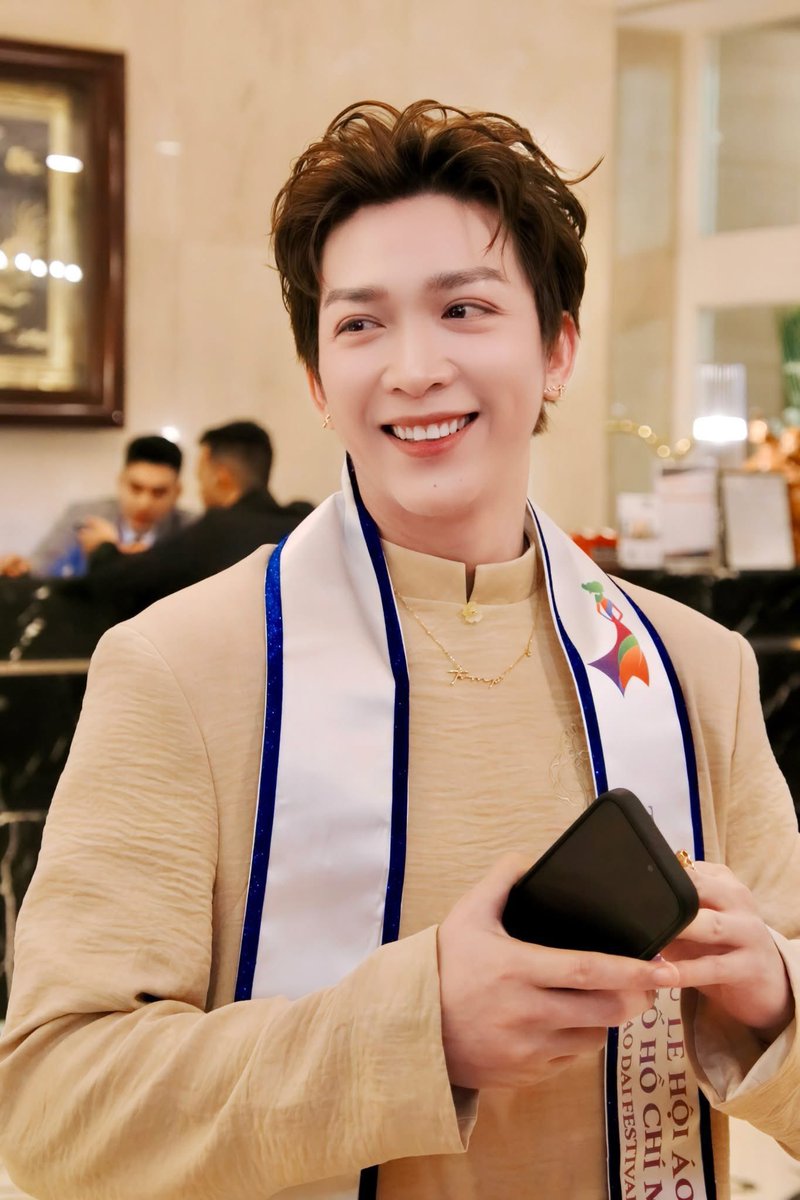Hdhiuhaily's tweet photo. Top 5 từ miêu tả Tăng Phúc Đại Sứ Áo Dài 2025:
1. awesome ['ɔ:səm]: tuyệt vời, đáng kinh sợ.
2. amazing [ə'meizin]: đáng kinh ngạc
3. adorable [ə'dɔ:rəbl]: đáng quý mến, tôn sùng
5. attention grabbing: đáng chú ý
#TangPhuc #TangPhucxDaiSuAoDai #LeHoiAoDaiTpHCM https://t.co/scoFA2Xxqc