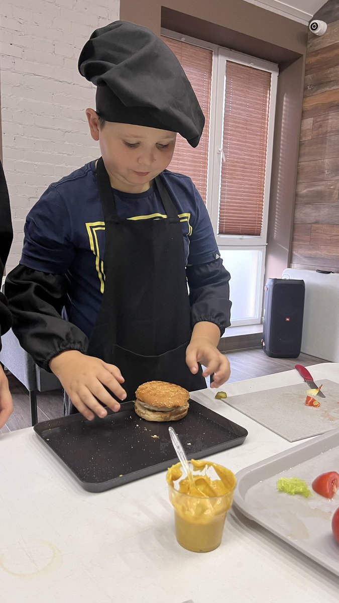 ymbefree's tweet photo. It’s important for children to learn how to cook. Cooking is not just a lifelong skill but also a great way to develop independence and creativity.
In the culinary club of the School of Life, children can develop those skills, try new recipes, and enjoy the process of cooking. https://t.co/O6KcNR8FY8